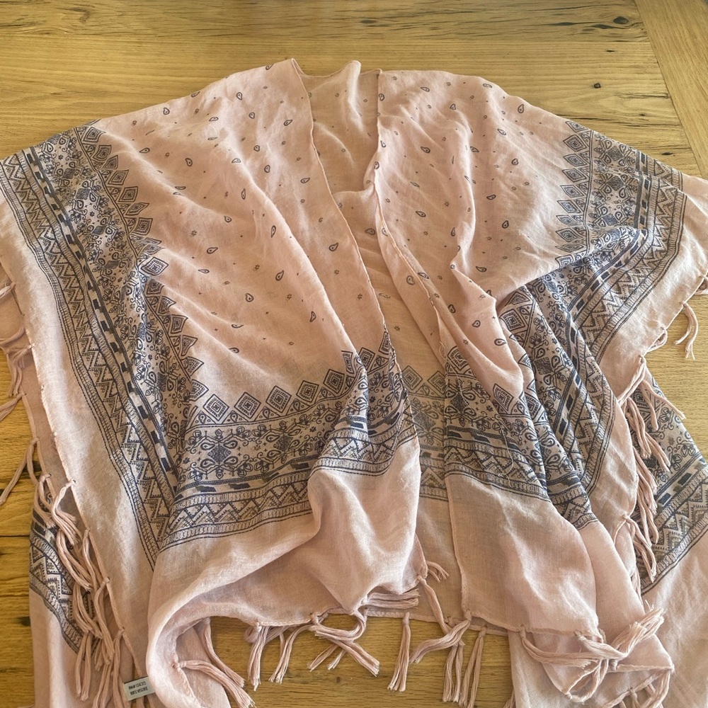 Bandana Print Lightweight Sheer Wrap Pink Gray‎ Women’s OS Preloved